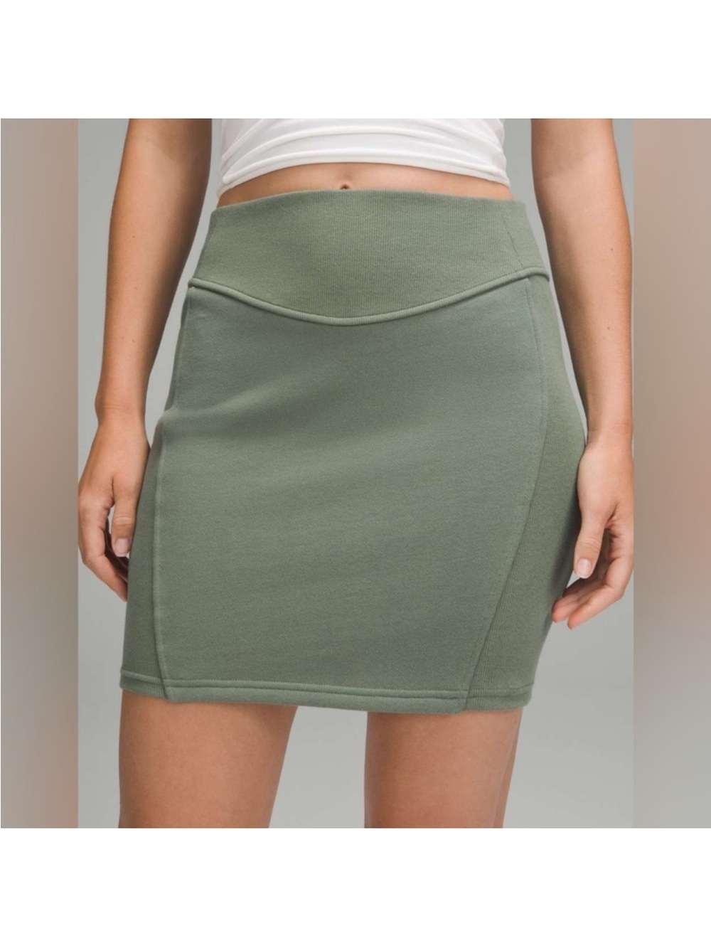 NEW, Lululemon Scuba High Rise Mini Skirt Size Medium Ribbed (GREU) Olive Green - Picture 2 of 11